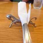鳩家 - ナフキンに包まれ馬に置かれるカトラリーにも昭和感。