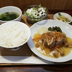 キッチン ブルー グローブ - 豚肩ロースポシェ　すりおろし林檎と黒酢の野菜餡掛け