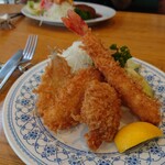 鳩家 - ミックスフライは、海老、ホタテ、キス、イカと盛りだくさん！どれもおかわりしたくなる旨さ！