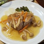 キッチン ブルー グローブ - 豚肩ロースポシェのアップ