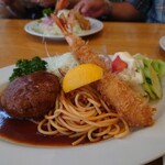 鳩家 - 鳩家セットは大人のお子様ランチのよう〜。ハンバーグはしっかり捏ねてきめ細かな食感。ソースがサラッとしていてもたれない。