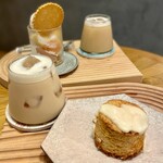 アンドテイ - 『日本茶ミルクティー(アイス)』
      茶葉：国産烏龍茶
      ミルク：ソイミルク
      甘さ：ふつう
      
      『全粒粉スコーン レモン&ココナッツ』
      