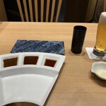 神戸串あげ SAKU - まずは生ビール。(アサヒ)ソースは右から味噌カツソース、オリジナル、ポン酢　別皿で塩