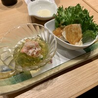 神戸串あげ SAKU - 香住蟹のジュレかけ、播州百日鶏昆布蒸し