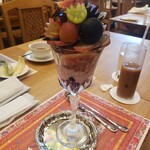 水信フルーツパーラー - 私は「ナガノパープルと無花果のパフェ」