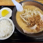 げんこつ屋 - 特製みそラーメン850円＋半ライス