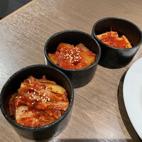 焼肉あきら 本郷本店 - キムチ盛り合わせ