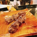 京の焼肉処 弘  - 赤身もも肉 380円
思ったより脂感あって、美味しい赤身でした