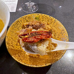 Japanese Soba Noodles 蔦 - 「フォンド和牛つけSoba」のスープに潜らせたA5黒毛和牛とローストされた「サンマルツァーノリゼルバ」を土鍋炊きごはんに載せていただきます