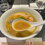 Japanese Soba Noodles 蔦 - 「中華蕎麦とみ田」の濃厚豚骨スープに「らぁ麺屋 飯田商店」の清湯スープと「Japanese Soba Noodles 蔦」の濃縮しじみスープを合わせた超豪華なトリプルスープ