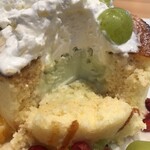 ハワイアンカフェ 魔法のパンケーキ - シャインマスカットフルーツMIXパンケーキ(断面)