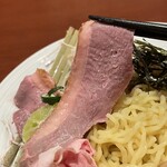 酒肴場 屯 - 希少な津軽かもは抜群の火入れでしっとり。歯応えはしっかり