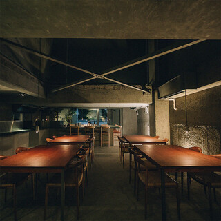 日本橋の半地下にあった駐車場を、作り変えた空間