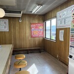 博多ラーメンはかたや 太宰府店 - おばちゃん&お向かいに同年代のおじちゃま&先輩のお姉様が(^^)v