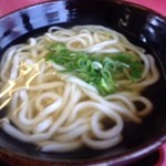 あずみうどん	 - 出汁はやや塩分を感じます。