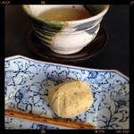 恵那寿や - 多治見市の栗きんとん。
番茶が無料で、店内でも、いただけます。

甘さと柔らかさ、品のある栗きんとんです。