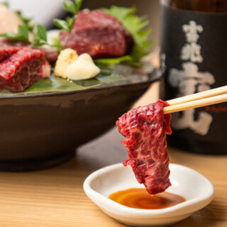 「一度食せば忘れられない馬肉」と呼ばれる小田桐産業の馬肉使用
