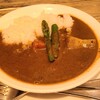 ロシナンテ2世 - 欧風カレー(税込980円)
トッピングはアスパラガス、馬鈴薯、人参
硬めのライスとも相性の良い粘度の低いルウはスパイスの辛さに加え、後味にほのかな野菜の甘み