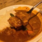 Rocinanteⅱ - 欧風カレー(税込980円)
                        硬めのライスとも相性の良い粘度の低いルウはスパイスの辛さに加え、後味にほのかな野菜の甘み
                        軟らかく煮られた豚バラ肉から旨みも溶け出しまずまずなバランスでした