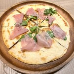 ジラフ ビストロ - 生ハムとルッコラのピザ（1298円）
