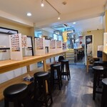 ヨリミチ - 店内は立ち食いうどん店らしく簡素でシンプル
            立ち食いエリアに加えて椅子のあるエリアがあり、カウンター18席あります