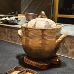 西麻布 焼肉 X - 飯釜は三重の萬古焼き