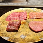 西麻布 焼肉 X - 右下から時計回りにヒレ(シャトーブリアン)
      、はらみ、
      カルビ
      、サーロイン