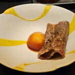 西麻布 焼肉 X - サーロイン漬け卵黄で