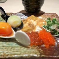 豚料理 酔狂割烹 伊達 - 名物 痛風玉子￥1900 生湯葉の上にあん肝ソースをかけた雲丹がトッピング。 イクラ、とびっこ、こめつや玉子、薬味が添えられている