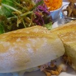 カブスター - 秋鮭、ズッキーニ、チーズのパニーニ
            