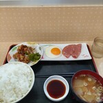 半田屋 - 目玉焼き定食ご飯大盛