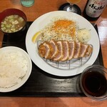 洋食 MARUWA - 朝引き鶏のレアチキンカツ定食＋アサヒスーパードライ中瓶（上から）