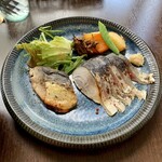バルバルキッチンアメリ - 前回食べたSABA盛りのメイン
      今回の方が炙り〆鯖が生に近い。焼き鯖もつけ汁の色が濃くなったようだ。〆鯖のサイズが小さくなっているのは季節的にしかたないが、味は今回の方が僕の好みに合っている。