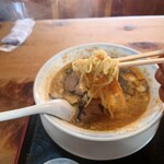 らぁ麺 楽楽 - 麺は写真、動画撮影で40秒ほどロスしてるけれど
            それ以前な問題に感じるタラタラ感⤵
            いつもこんなヤワヤワでで出されてるのかねえ❔
            
            硬めで注文出来るなら、したほうが良いだろう