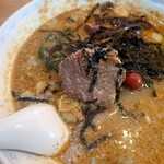 Ramen Rakuraku - キクラゲのシャキシャキ感が心地良く
                      海苔の風味もふんわり香ってる
                      何故か梅干しが載ってるのは意味が判らん❔（笑）
                      全てのラーメンに載ってるらしいけれど、、、