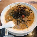 Ramen Rakuraku - ●楽楽らぁ麺
                      必要十分な旨味ある豚骨スープに
                      味噌味（ミックス味噌❔）
                      シッカリとした胡麻の香りと味わい、ラー油のピリ辛感
                      書き綴るとまるで担担麺の様だけど
                      また違った普通に美味しい味わいに感じる