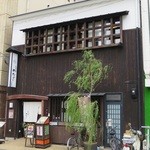 旬菜庵やなぎ - やなぎの前に柳の木