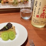 Libertemps - (甘味)酒粕のバスクチーズケーキ
写真右の日本酒である秋鹿の酒粕の香りが良かったので使っているとの事です。香りが鼻から抜けます。お酒にも合うチーズケーキです。