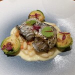 Libertemps - (メイン)太刀魚の砧巻き バターソース
      パサつかずふっくら仕上がっています。
      隠し味に西京味噌を使っているそうです。
      正にフレンチと和食の融合。