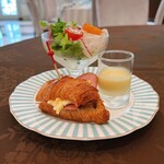 華王殿 - 季節野菜のサラダと自家製の野菜ドレッシング・生ハムと野菜のサンドイッチ