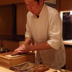 伯雲 - 一番出汁の実演をする大将