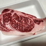 ミート清水 - 料理写真:国産牛サーロイン100g980円250ｇ？です。