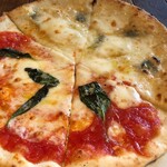 Pizzeria SECONDO - マルゲリータ･クワトロフォルマッジのハーフ&ハーフ