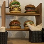 Furesshu Nesu Baga - 店内のハンバーガーのサンプル