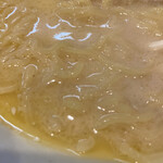 麺処 きらく - 油の浮いたスープはまろやかな豚骨9:海老1