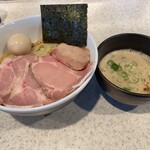 らぅめん考房 ありがた屋 - 「濃厚豚白湯つけ麺（1,000円）」、「麺大盛(150円)」、「半熟味玉子（150円）」、「ローストポーク２枚（350円）」