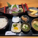 Ekimaeno Rakuda - 新鮮な、活ブリの刺身定食、日本の朝ごはん美味しい