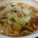 昭和軒 - 肉野菜炒め入りラーメンのアップ