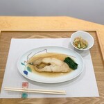 和食ダイニング en - カレイの煮付け、クラゲときゅうりの和え物