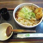 長命うどん千音寺店 - うどん ＆ 和風中華 & きしめん のミックス 50円 + 特盛 710円 + かき揚げ 130円 ＝ 890円（以下 税込） の かけ 。